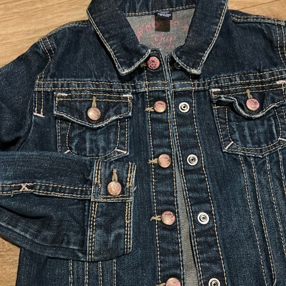 Girls size 5 GAP jean jacket with pink snap buttons - Picture 2 of 6